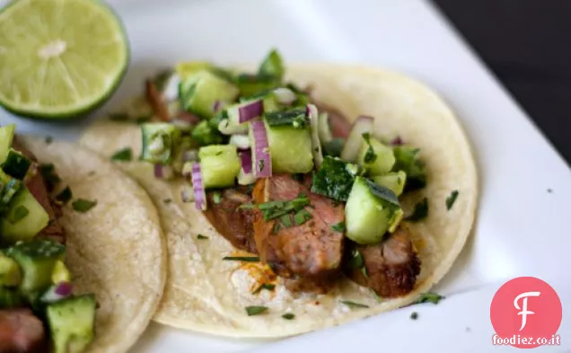 Tacos di bistecca al peperoncino e salsa di avocado al cetriolo