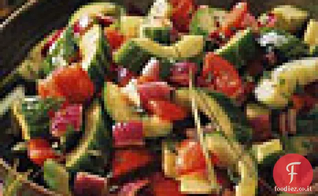 Insalata di pomodoro, cetriolo e cipolla rossa con menta