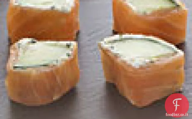 Involtini di salmone e cetriolo affumicato