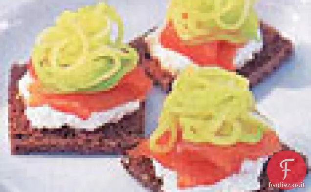Quadrati di salmone affumicato e cetriolo