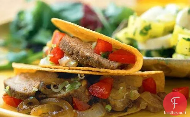 Tacos di maiale rosso del Cile con cipolle caramellate