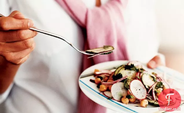 Insalata di ceci marinati con ravanelli e cetrioli