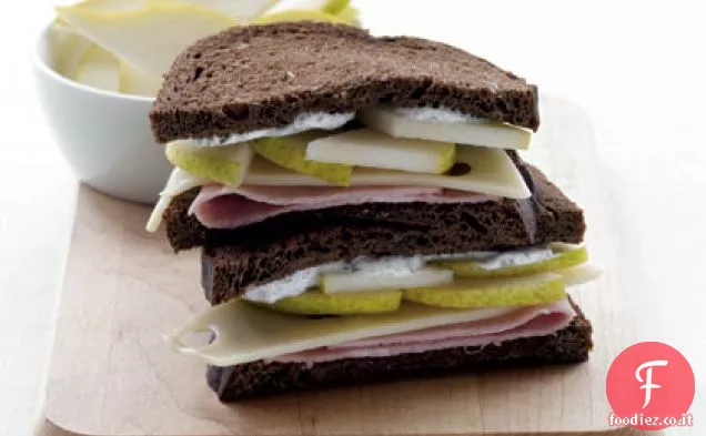 Prosciutto, pera affettata e panino svizzero