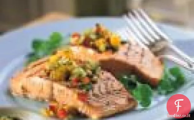 Filetti di salmone alla griglia con salsa di mango e cetriolo