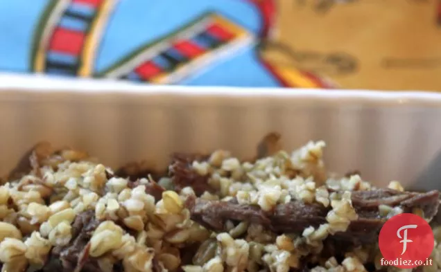 Freekeh e brasato Pilaf agnello nutrito con erba, condita con P tostato