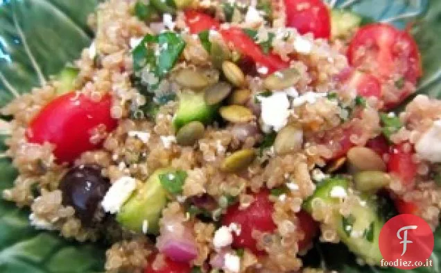 Insalata di Quinoa magro con pomodori, Cukes, olive ed erbe aromatiche
