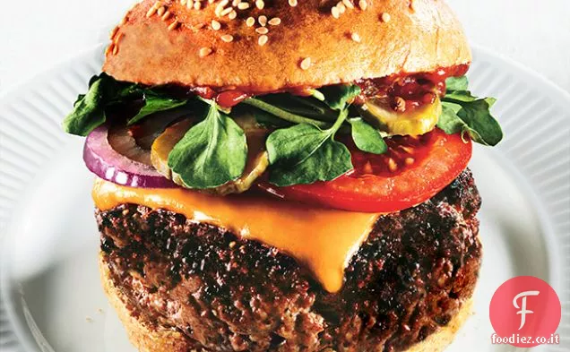 Cheeseburger di manzo triplo con ketchup speziato e sottaceti all'aceto rosso