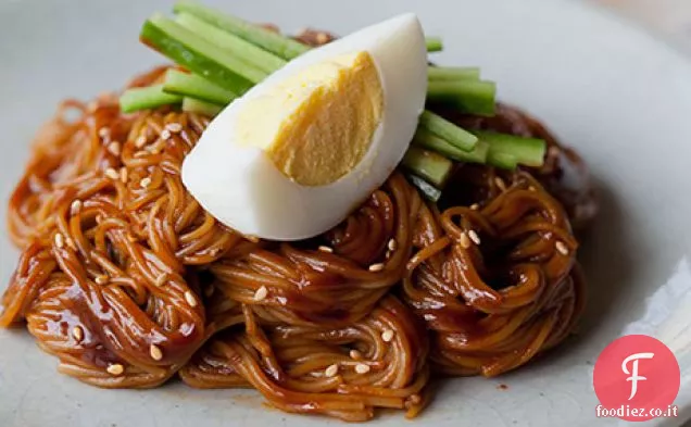 Bibim Nengmyun (tagliatelle di grano saraceno condite con salsa di peperoncino)