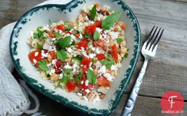 Quinoa alle erbe con tacchino, gamberetti, ceci, cetrioli e feta