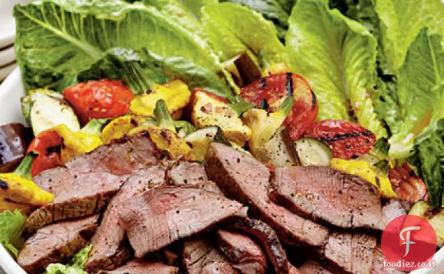 Insalata di bistecca e Ratatouille alla griglia con vinaigrette all'aglio e basilico