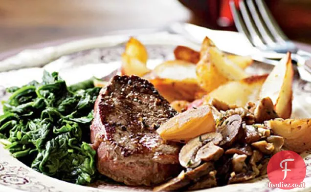 Bistecche di filetto di manzo con funghi saltati