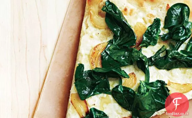 Pizza bianca a tre formaggi con spinaci