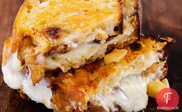 Formaggio alla griglia di Cheryl con pera asiatica