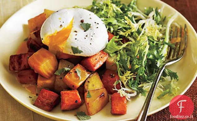 Due patate e barbabietole Hash con uova in camicia e verdure