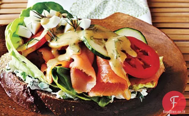 Panino al salmone affumicato a faccia aperta