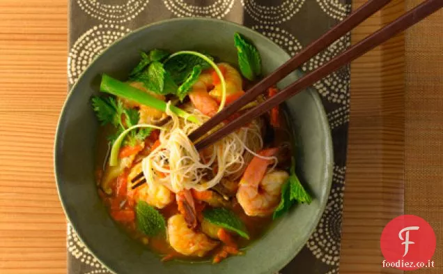 Noodle di riso asiatico e zuppa di gamberetti