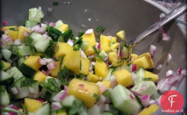 Bistecca alla griglia con cetriolo, insalata di mango