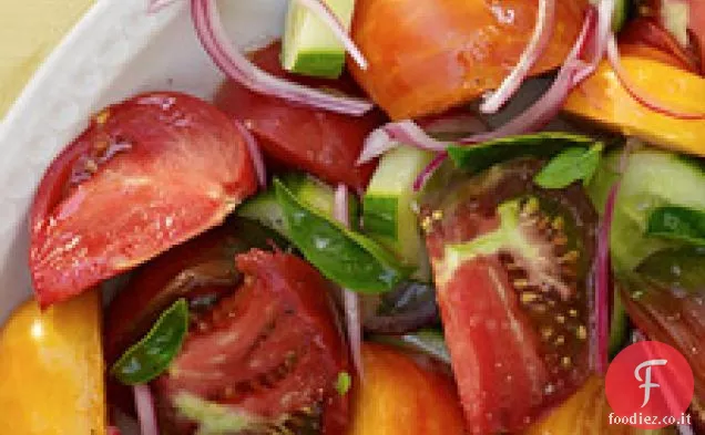 Insalata di pomodori, cetrioli e cipolle sottaceto