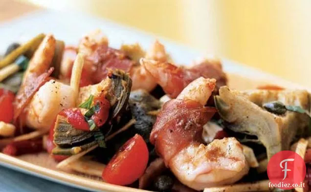 Gamberi avvolti in prosciutto su carciofo, finocchio e insalata di pomodori