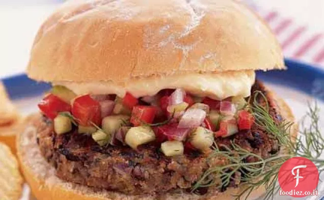 Hamburger di fagioli neri con cetriolo piccante e pepe rosso