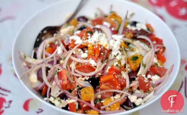 Insalata di pomodori con cipolla rossa, aneto e Feta