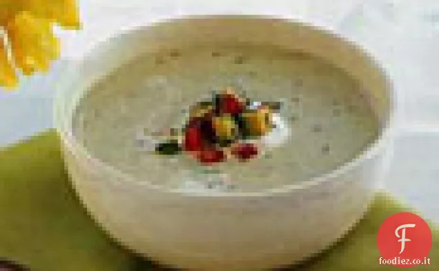 Zuppa di cetrioli e avocado con insalata di pomodoro e basilico