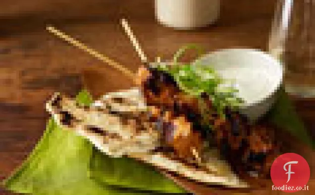 Carne di maiale Tandoori sulla griglia all'aperto