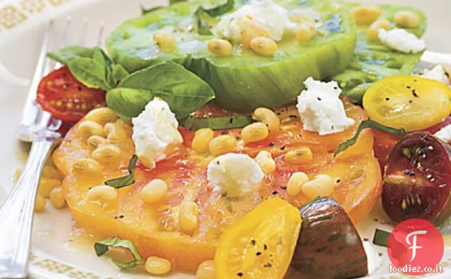 Insalata di pomodori cimelio con piselli freschi