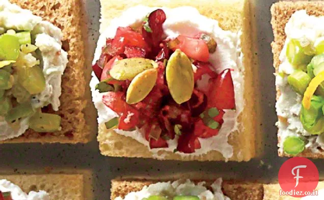 Tartine di formaggio di capra al mirtillo