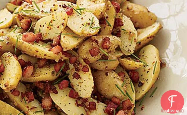 Insalata di patate tiepida con pancetta e condimento al burro marrone
