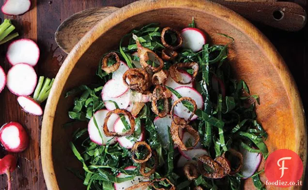 Collard Verde e ravanello Slaw con scalogni croccanti