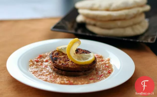 Melanzane alla griglia in stile indonesiano con salsa piccante di arachidi