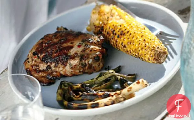 Cosce di pollo speziate agli agrumi grigliate con mais e cipolle verdi