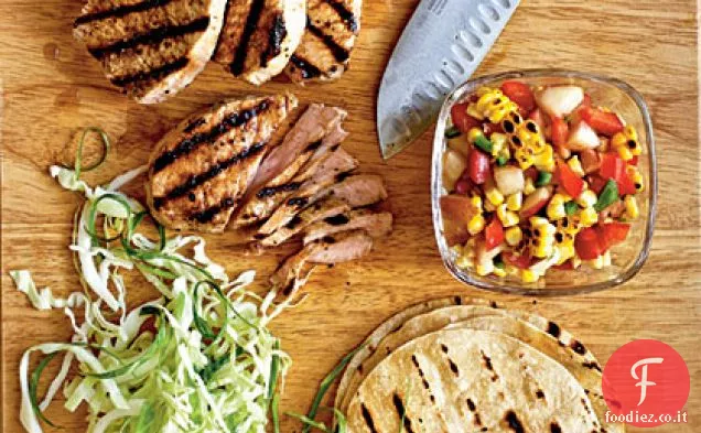 Tacos di maiale alla griglia con salsa estiva di mais e nettarina