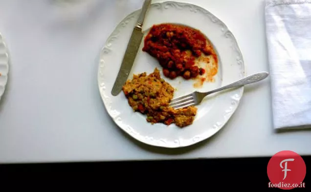 Melanzane speziate con piselli e yogurt