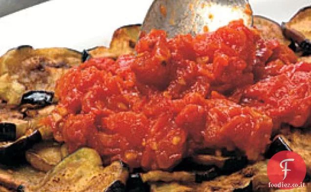 Melanzane con salsa di pomodoro e aglio