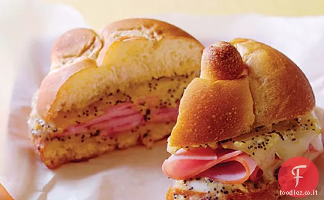 Panini al prosciutto e semi di papavero tostati