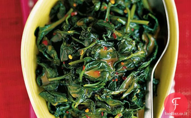 Verdi con salsa di arachidi piccante