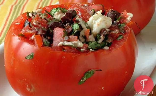 Formaggio e pomodori ripieni di olive
