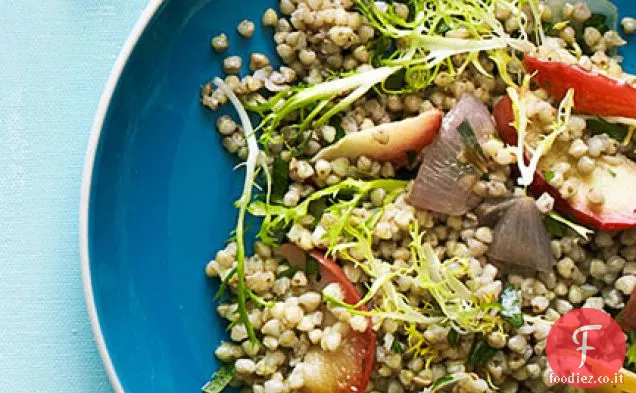 Insalata calda di grano saraceno con scalogno arrostito, mele e frisée