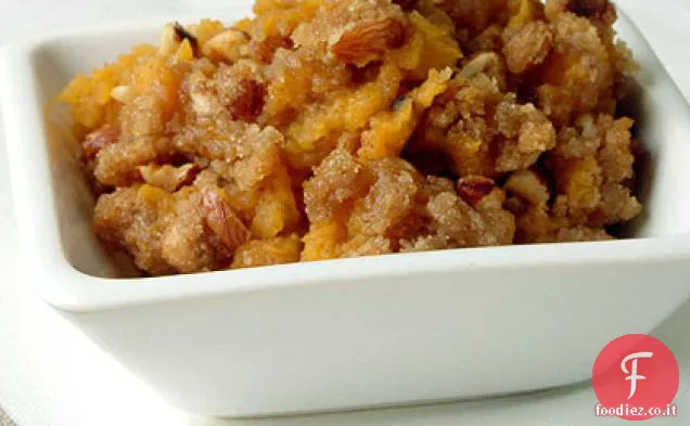 Patate dolci montate con guarnizione di nocciola