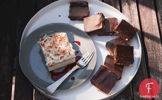Torta di cocco con salsa di ibisco