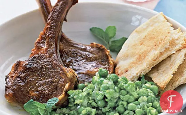 Costolette di agnello speziate e piselli fracassati