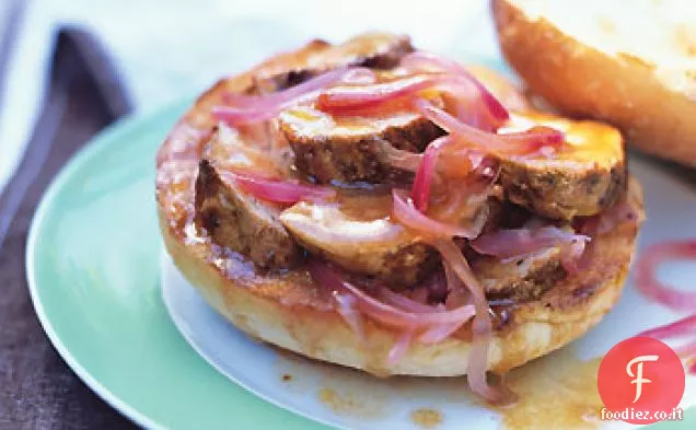 Panini di maiale alla brace con cipolla rossa in salamoia