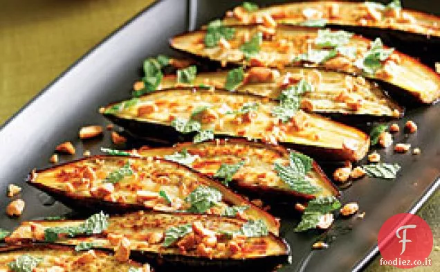 Melanzane arrosto con peperoncini, arachidi e menta