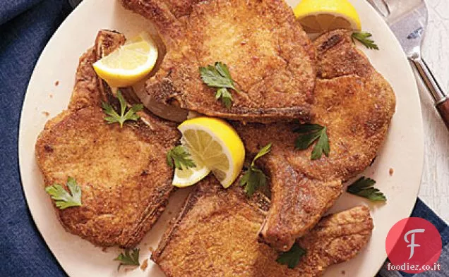 Costolette di maiale fritte in padella condite con cajun