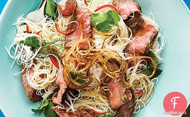 Insalata di noodle di bistecca vietnamita