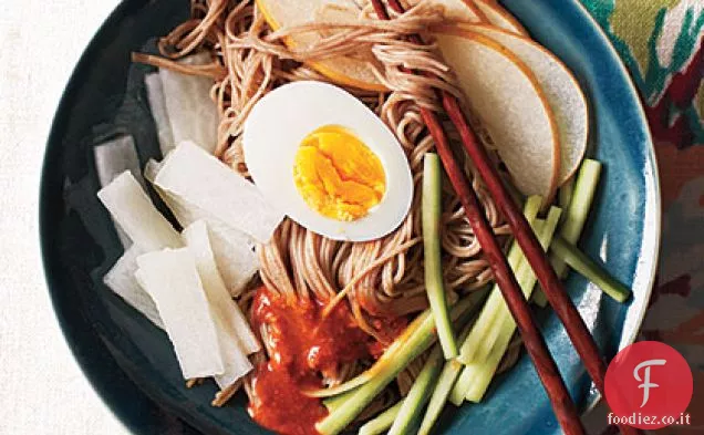 Spaghetti di grano saraceno refrigerati coreani con salsa cilena (Bibim Naengmyun)