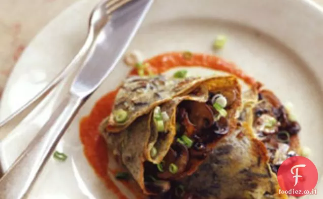 Scalogno Crepes di riso selvatico con ripieno di funghi e salsa al peperoncino