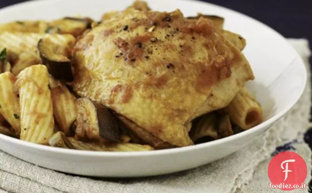 Cosce di pollo con melanzane e olive sulla pasta